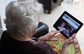 Elderly Read iPad Easier Than Traditional Books, Study Finds